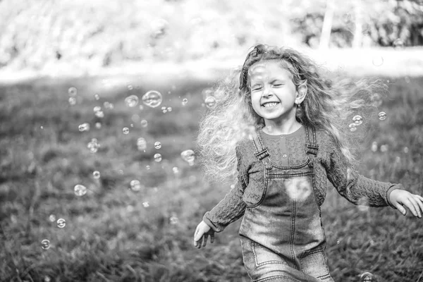 Jolie Petite Fille Soufflant Des Bulles Dans Parc — Photo