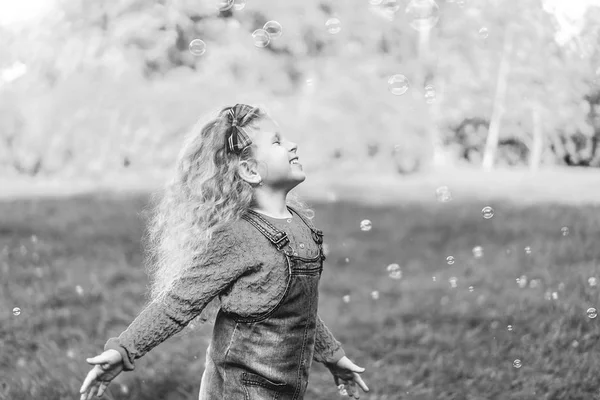 Mooi Klein Meisje Waait Bubbels Het Park — Stockfoto