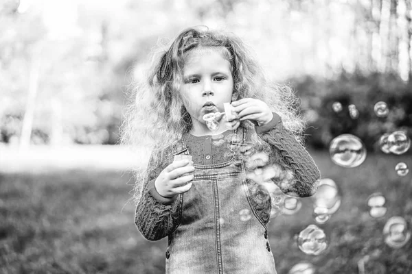 Söta Lilla Flicka Blåser Bubblor Parken — Stockfoto