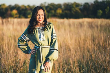 Açık uzun nakış elbiseli güzel esmer kız