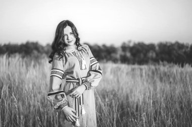 Açık uzun nakış elbiseli güzel esmer kız