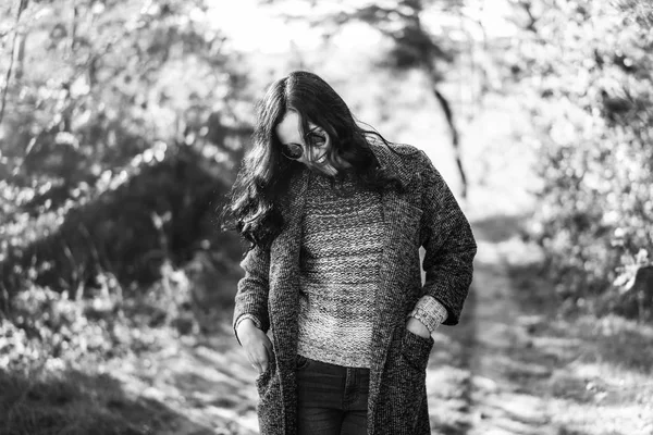 Ganska Långt Hår Bruntte Flicka Promenader Skogen Höst — Stockfoto