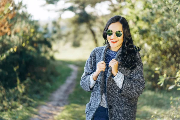 Jolie Fille Brune Aux Cheveux Longs Marchant Dans Forêt Automne — Photo