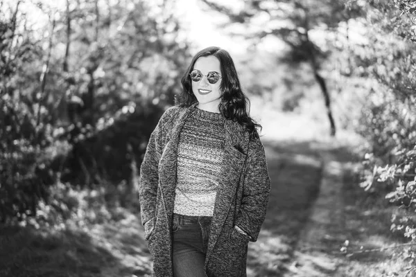 Jolie Fille Brune Aux Cheveux Longs Marchant Dans Forêt Automne — Photo