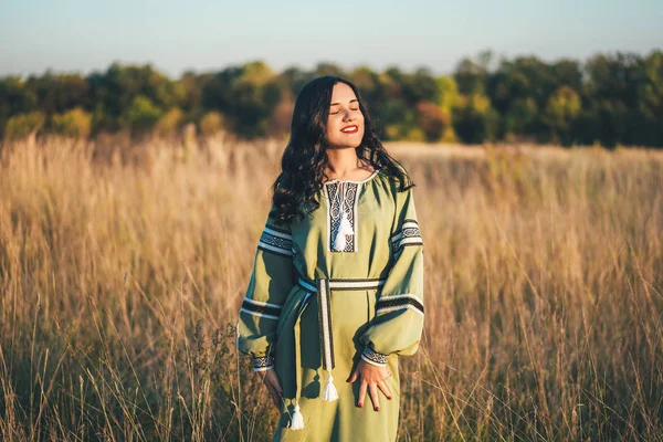 Açık uzun nakış elbiseli güzel esmer kız