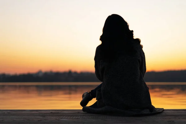 Back View Long Hair Brunette Girl Sitting Pier Lake Sunset — Stock Photo, Image