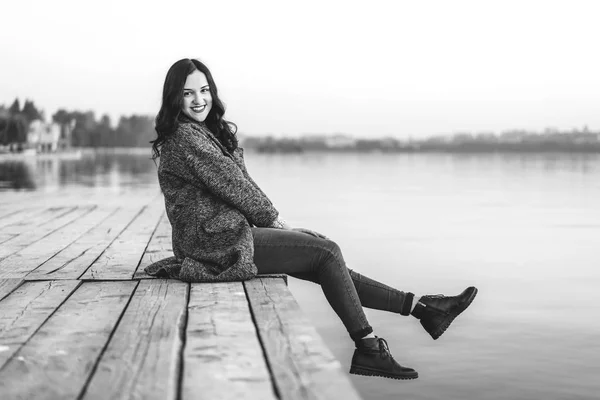 Jolie Fille Brune Aux Cheveux Longs Détendre Sur Jetée Près — Photo