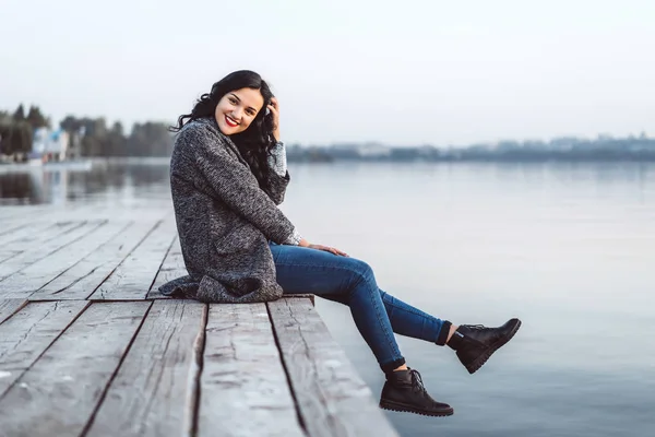 Bastante Longo Cabelo Morena Menina Relaxante Cais Perto Lago — Fotografia de Stock