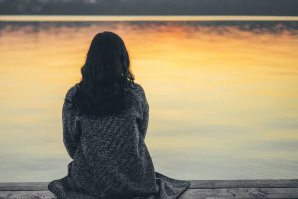 Back View Long Hair Brunette Girl Sitting Pier Lake Sunset — Stock Photo, Image