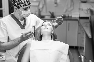 Diş hekimi diş teli denal Office ile Bayan hasta incelemek