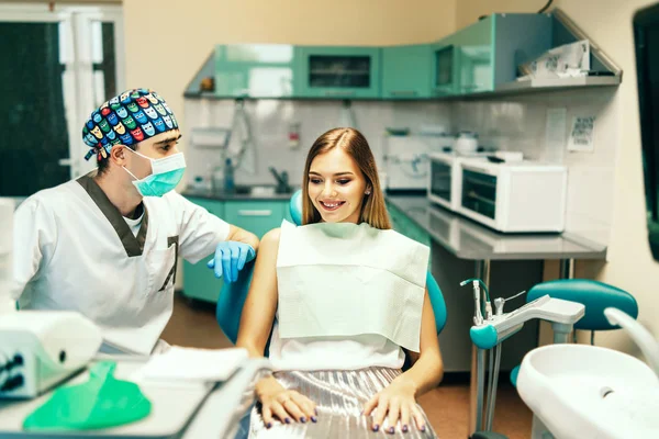 Zahnarzt Untersucht Patientin Mit Zahnspange Zahnarztpraxis — Stockfoto