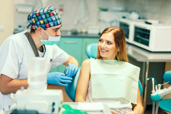 Diş Hekimi Diş Teli Denal Office Ile Bayan Hasta Incelemek — Stok fotoğraf