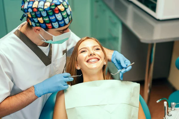 Zahnarzt Untersucht Patientin Mit Zahnspange Zahnarztpraxis — Stockfoto