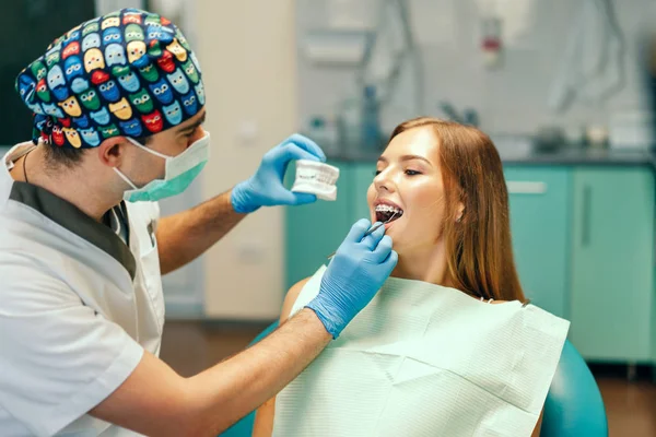 Dentista Examina Paciente Feminina Com Aparelho Consultório Denal — Fotografia de Stock