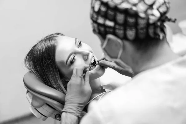 Dentista Examina Paciente Femenina Con Aparatos Ortopédicos Consultorio — Foto de Stock