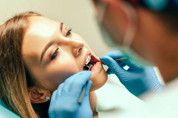 Dentiste Examiner Patiente Avec Appareil Dentaire Dans Bureau Denal — Photo