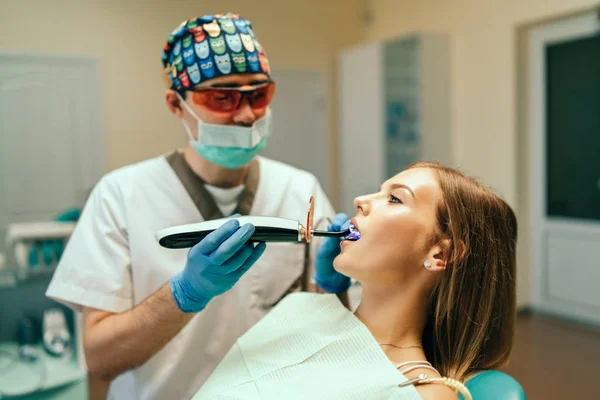 Zahnarzt Behandelt Junges Mädchen Mit Zahnspange Zahnarztpraxis — Stockfoto