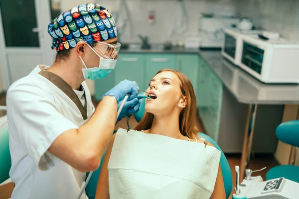 Dentista Examina Paciente Feminina Com Aparelho Consultório Denal — Fotografia de Stock