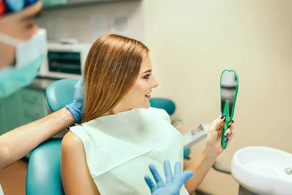 歯科医は 患者の治療の結果を示す — ストック写真