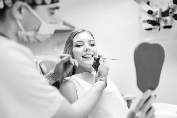 Dentista Que Muestra Resultado Del Tratamiento Para Paciente —  Fotos de Stock