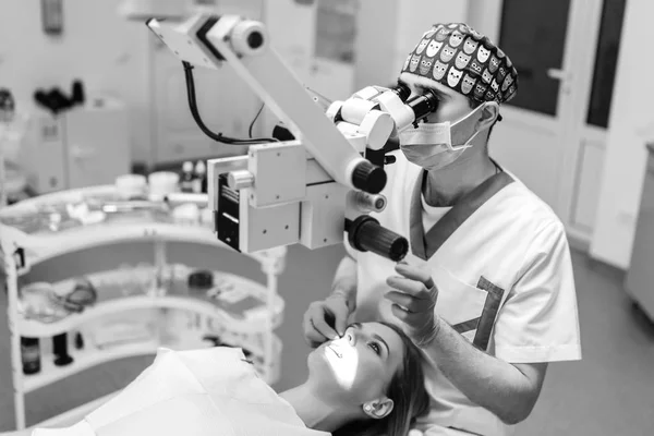 Dentista Examina Cavidad Oral Paciente Femenina Con Microscopio — Foto de Stock