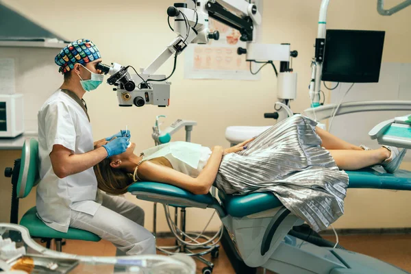 Dentysta Zbadania Jamy Ustnej Pacjenta Kobiece Mikroskopem — Zdjęcie stockowe