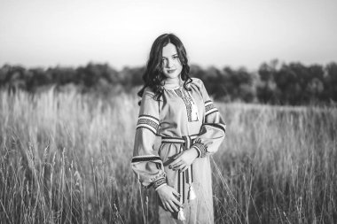 Açık uzun nakış elbiseli güzel esmer kız