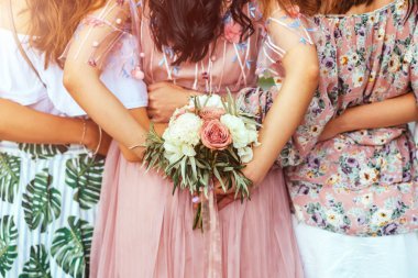 Kız arkadan görünüm tavuk partide Grup