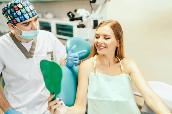 Dentysta Zbadania Jamy Ustnej Pacjenta Kobiece Mikroskopem — Zdjęcie stockowe