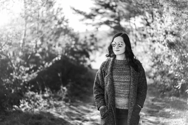 Ganska Långt Hår Bruntte Flicka Promenader Skogen Höst — Stockfoto