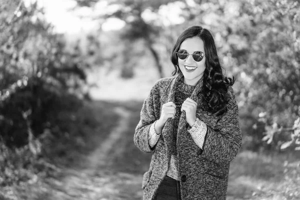 Pretty Long Hair Bruntte Girl Walking Autumn Forest — Stock Photo, Image