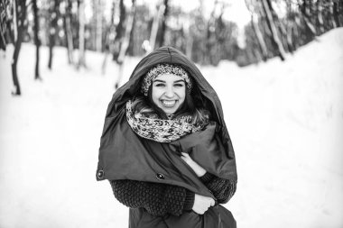 Güzel kız kış ormanda yürüyüş