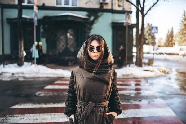 Menina Bonita Andando Oon Rua Tempo Inverno — Fotografia de Stock