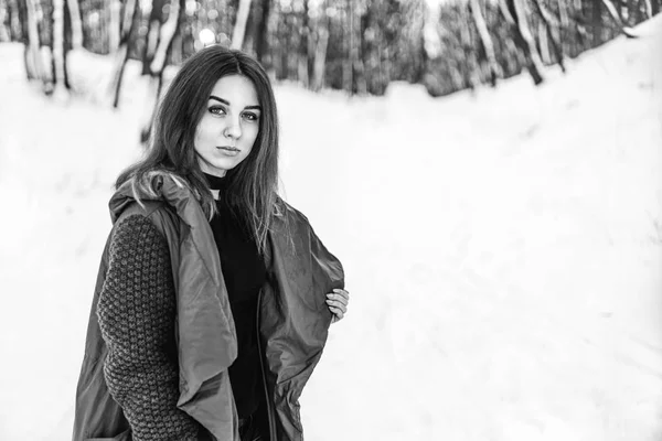 Menina Bonita Andando Floresta Inverno — Fotografia de Stock