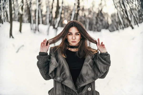 Linda Chica Caminando Bosque Invierno — Foto de Stock