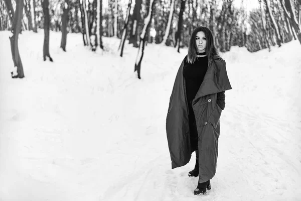 Menina Bonita Andando Floresta Inverno — Fotografia de Stock