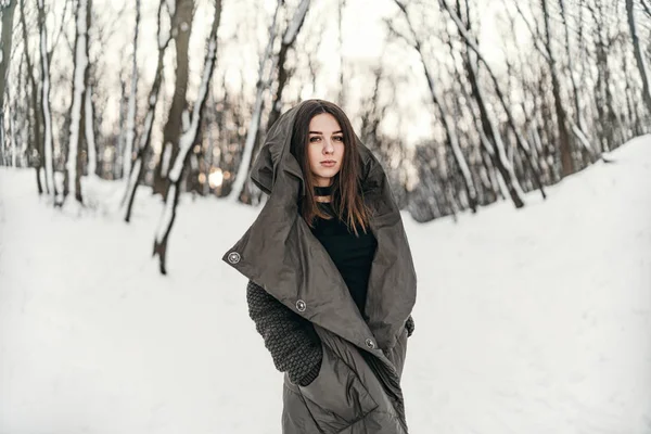 Красивая Девушка Гуляет Зимнему Лесу — стоковое фото