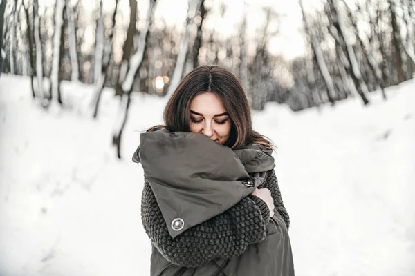 Pretty Girl Walking Winter Forest — Stock Photo, Image