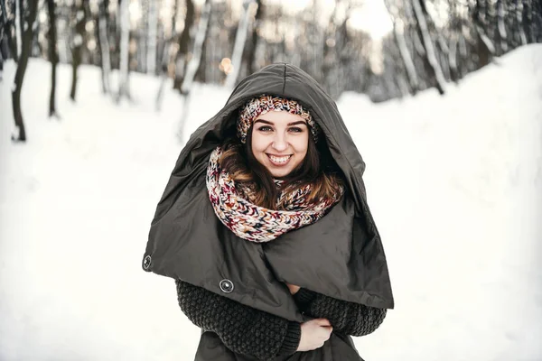 Menina Bonita Andando Floresta Inverno — Fotografia de Stock