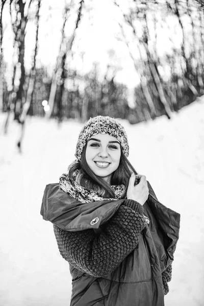 Linda Chica Caminando Bosque Invierno — Foto de Stock