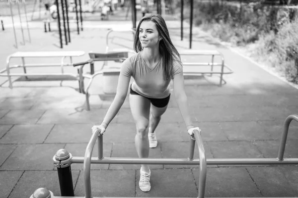 Mooie Jonge Sportieve Meisje Training Buiten Straat — Stockfoto