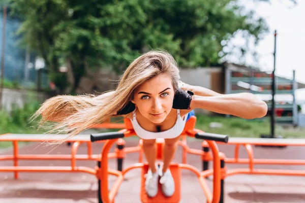 Bella Giovane Ragazza Sportiva Allenamento All Aperto Strada — Foto Stock