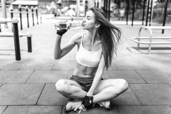 Милая Спортивная Девушка Расслабляется После Тренировки Открытом Воздухе Бутылкой Воды — стоковое фото