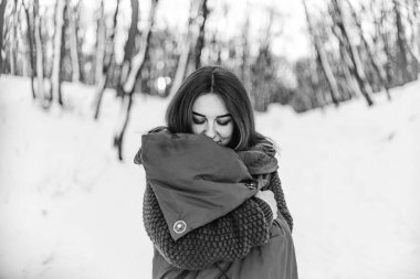 Güzel kız kış ormanda yürüyüş