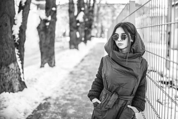Mooi Meisje Lopen Buiten Straat Winter Tijd — Stockfoto