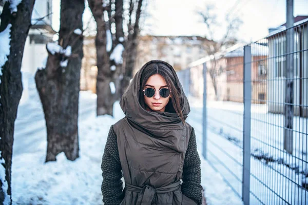 漂亮的女孩走在户外的街道上 冬天的时间 — 图库照片