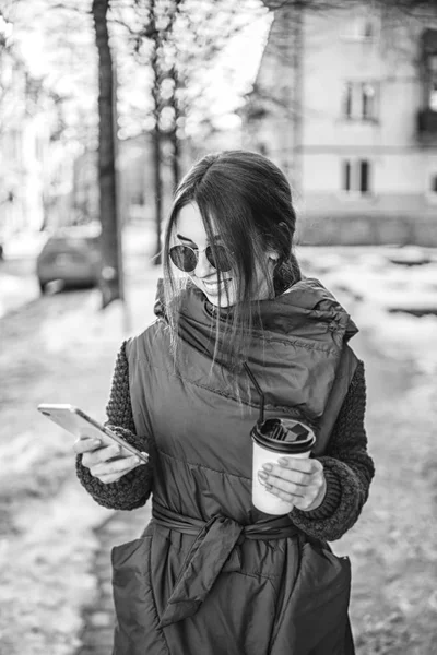 Pretty Girl Walking Street Phone Hot Drink — Stock Photo, Image