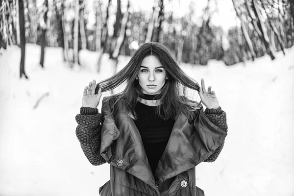 在冬天森林散步的漂亮的女孩 — 图库照片
