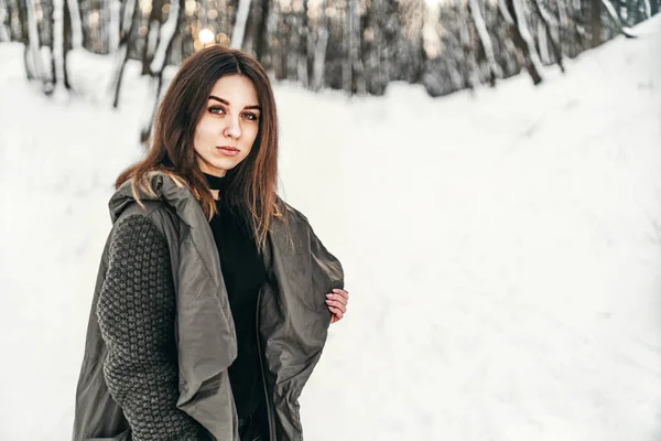 Vacker Flicka Vandrar Skogen Vinter — Stockfoto