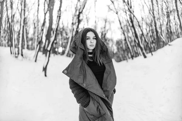 Mooi Meisje Lopen Het Bos Van Winter — Stockfoto